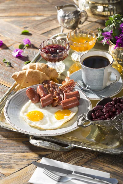 Primer Plano Vista Del Desayuno Con Taza Café Salchichas Huevos — Foto de Stock