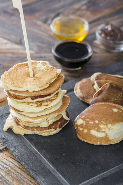 Vista Cerca Panqueques Dulces Con Chocolate Miel — Foto de Stock