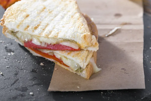 Vue Rapprochée Délicieux Sandwichs Préparés Sur Une Table Sombre — Photo