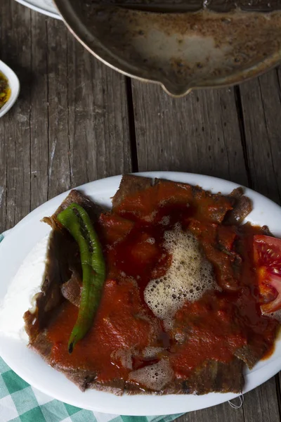 Türkischer Traditioneller Ramadan Iskender Dönerspieß Auf Hölzerner Tischplatte — Stockfoto