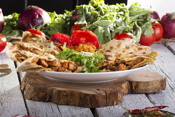 Arapça geleneksel ramazan yemek Kebap Beytide Sarma görünümünü kapat