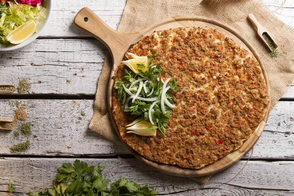 Vista Superior Lahmacun Turca Deliciosa Pizza Com Carne Picada Mesa — Fotografia de Stock