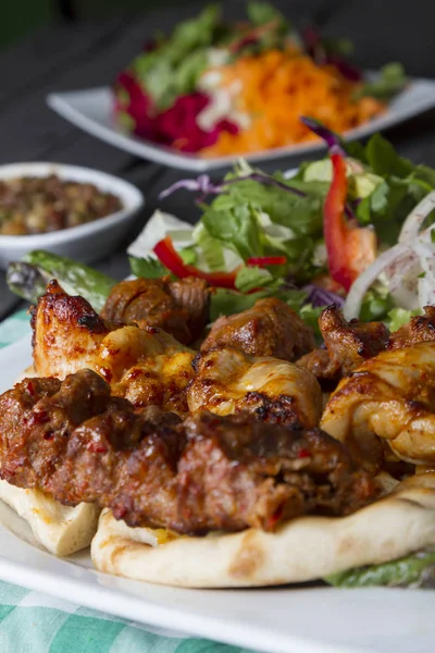Turco Árabe Tradicional Adana Kebab Servir Con Ensalada Plato — Foto de Stock