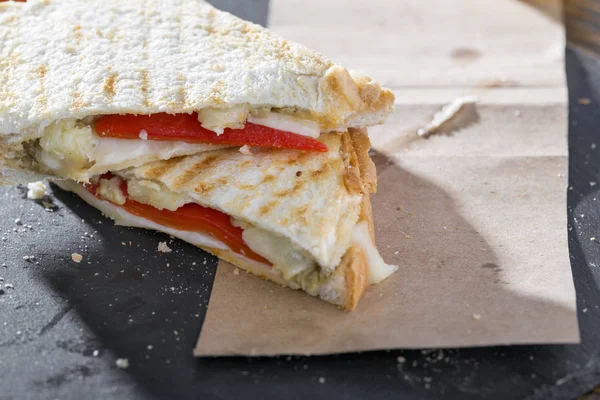 Vue Rapprochée Délicieux Sandwichs Préparés Sur Une Table Sombre — Photo