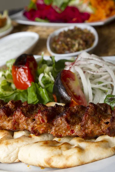 Zár Megjelöl Kilátás Török Arab Hagyományos Adana Kebab Adag Saláta — Stock Fotó