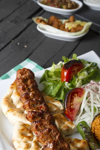 Vista Cerca Turco Árabe Tradicional Adana Kebab Servir Con Ensalada — Foto de Stock