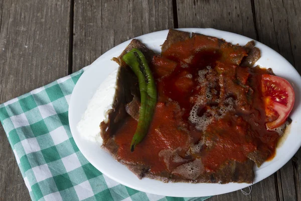 Türkischer Traditioneller Ramadan Iskender Dönerspieß Auf Hölzerner Tischplatte — Stockfoto