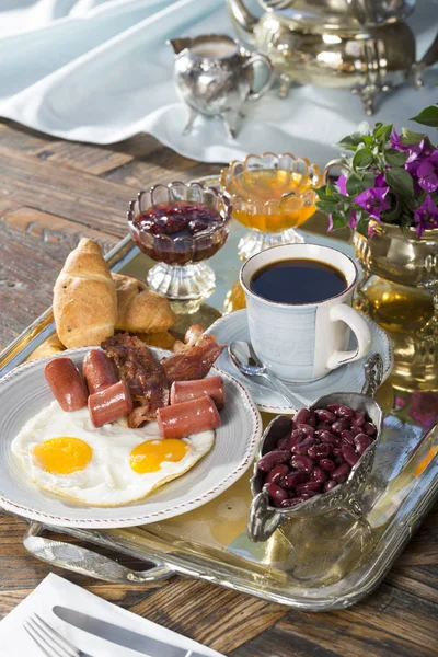Primer Plano Vista Del Desayuno Con Taza Café Salchichas Huevos — Foto de Stock