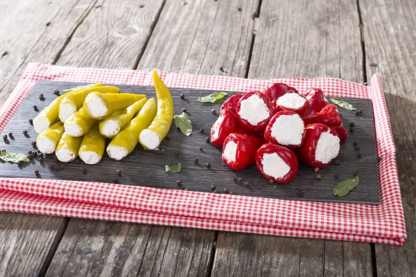 Antipasto Förrätt Sweet Cherry Gröna Och Röda Körsbär Paprikor Fyllda — Stockfoto