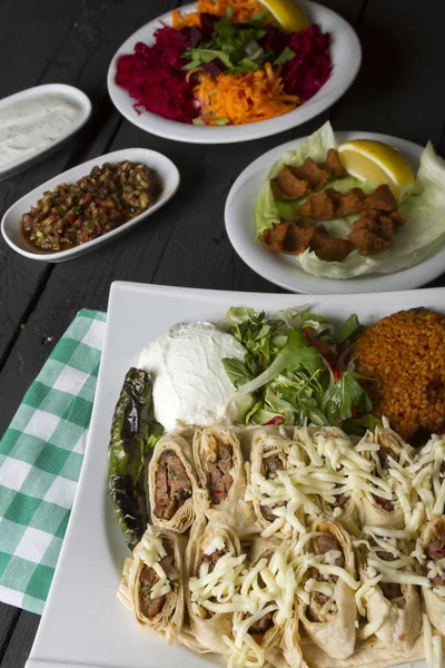 Zbliżenie Beyti Sarma Lub Adana Kebab Lawasz Chleb Tartego Sera — Zdjęcie stockowe