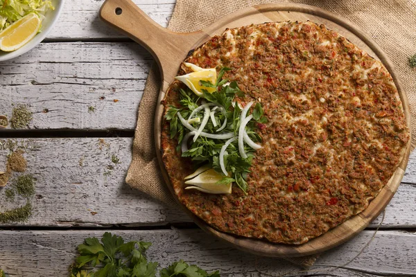 Pohled Shora Lahmacun Turecká Lahodná Pizza Mletým Masem Dřevěnou Desku — Stock fotografie