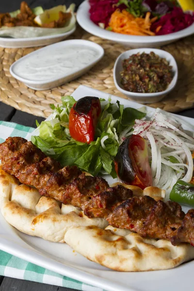 Vista Cerca Turco Árabe Tradicional Adana Kebab Servir Con Ensalada — Foto de Stock