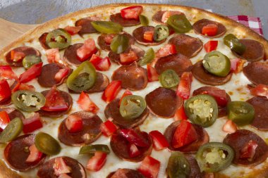 erime mozzarella peyniri, baharatlı yeşil jalapeno biber, kırmızı biber ile biberli pizza görünümünü kapat, küp kesilmiş domates ve jambon