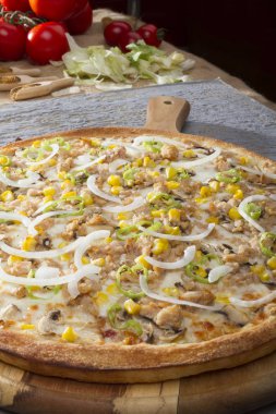 ton balıklı pizza mozzarella peyniri, baharatlı yeşil biber, dilimlenmiş mantar ve Mısır görünümünü kapat 