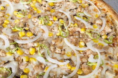 ton balıklı pizza mozzarella peyniri, baharatlı yeşil biber, dilimlenmiş mantar ve Mısır görünümünü kapat 