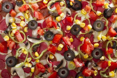 İtalyan pizza peyniri, baharatlı yeşil jalapeno biber, dilimlenmiş zeytin ve jambon ile tam kare