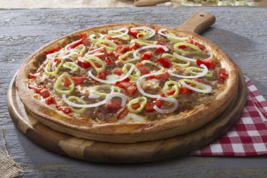 tavuk pizza peyniri, baharatlı jalapeno biber, dilimlenmiş soğan, mantar ve jambon görünümünü kapat