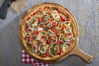 tavuk pizza peyniri, baharatlı jalapeno biber, dilimlenmiş soğan, mantar ve jambon üstten görünüm