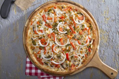 tavuk pizza peyniri, baharatlı jalapeno biber, dilimlenmiş soğan, mantar ve jambon üstten görünüm