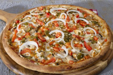 tavuk pizza peyniri, baharatlı jalapeno biber, dilimlenmiş soğan, mantar ve jambon görünümünü kapat