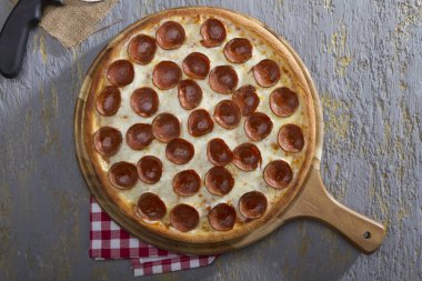 İtalyan biberli pizza üstten görünüm gri zemin üzerinde