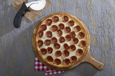 İtalyan biberli pizza üstten görünüm gri zemin üzerinde