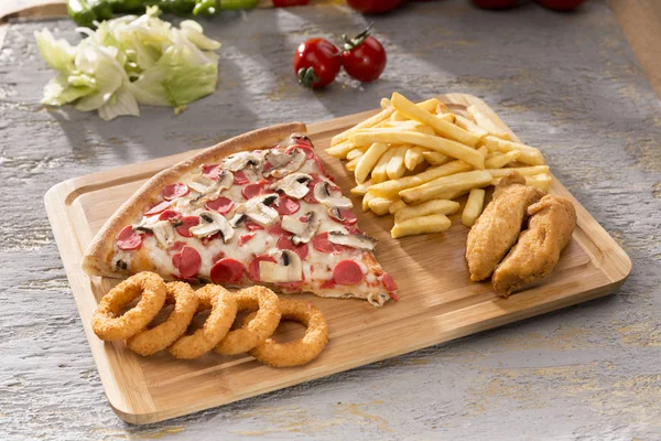 Zblízka Pohled Italskou Pizzu Cibulové Kroužky Hranolky Kuřecí Nugety Podávané — Stock fotografie
