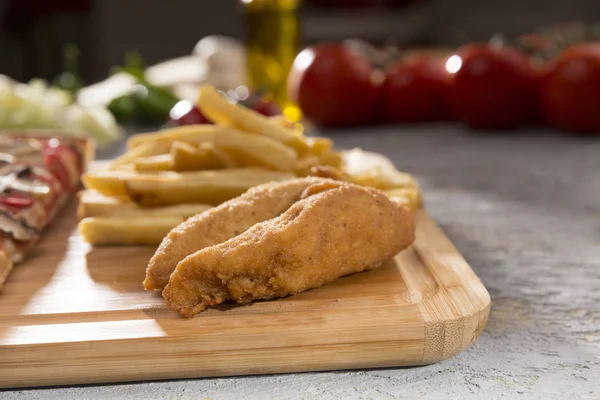 Närbild Bild Pommes Frites Och Stekt Kyckling Nuggets Trä Skärbräda — Stockfoto