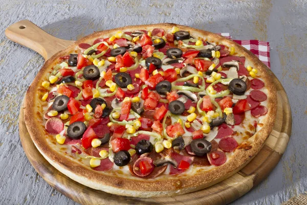 İtalyan pizza peyniri, baharatlı yeşil jalapeno biber, dilimlenmiş zeytin ve jambon ile görünümünü kapat