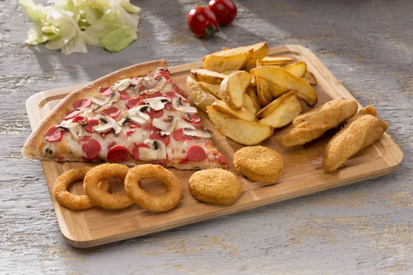 Närbild Bild Italiensk Pizza Friterade Lökringar Potatis Och Kyckling Nuggets — Stockfoto