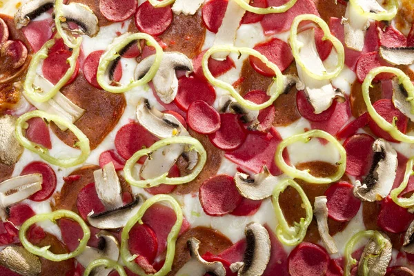 おいしいイタリアンピザ スライスしたマッシュルームとハムの完全なフレーム — ストック写真