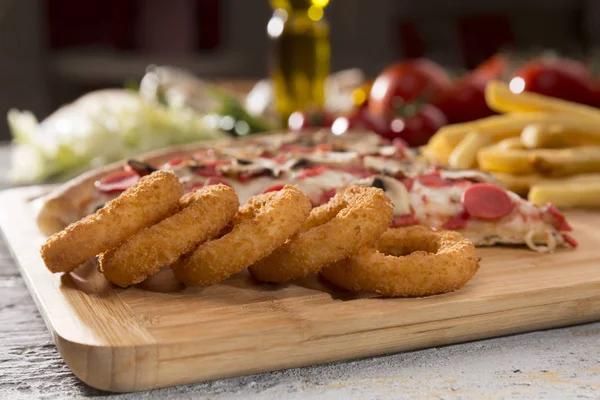 Stäng Upp Pizza Friterade Lökringar Och Pommes Frites Serveras Trä — Stockfoto