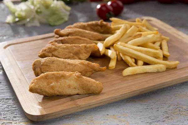 Nära Håll Utsikt Över Pommes Och Kyckling Nuggets Trä Skärbräda — Stockfoto