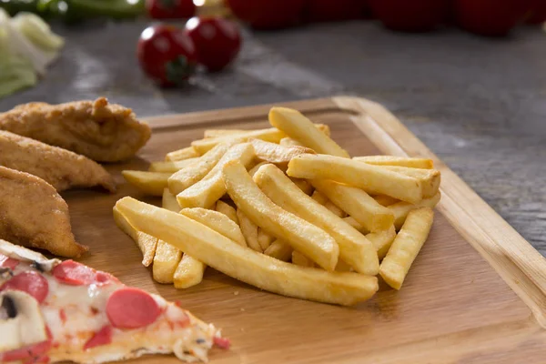 Närbild Bild Italiensk Pizza Och Pommes Frites Trä Skärbräda — Stockfoto