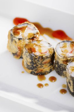 lezzetli taze yapılmış suşi bakış beyaz arka plan üzerinde plaka üzerinde kapatın