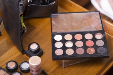 ahşap masa üzerinde düzenlenmiş kozmetik görünümünü kapat