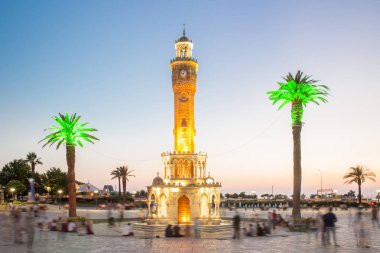 Türkiye, Izmir - 13 Şubat 2019: Güzel gece görünümü, saat kulesi ile hareket insanlar bulanık 