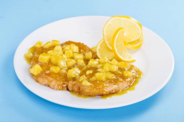 lezzetli pişmiş yemek görünümü mavi zemin üzerine kadar kapatın