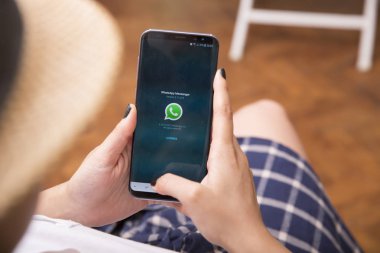 Izmir, Türkiye - 27 Haziran 2017: kısmi görünümünü dijital smartphone kullanan kadın