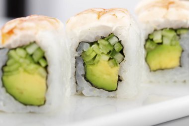 Suşi avokado ile bakış plaka üzerinde kapatın