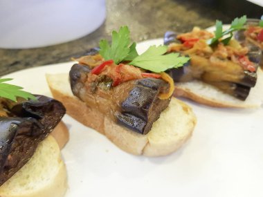 yakın aperatifler görünümünü kadar yapılan ekmek ve ızgara sebze