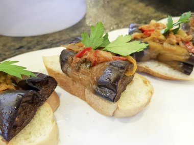 yakın aperatifler görünümünü kadar yapılan ekmek ve ızgara sebze