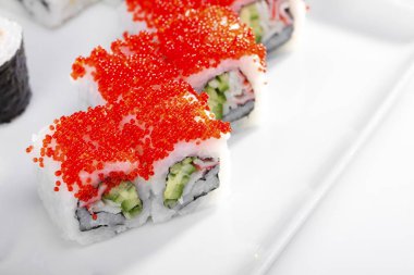 Suşi tabakta düzenlenmiş görünümünü kapat