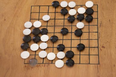 İki oyuncu için soyut strateji tahtası oyunu