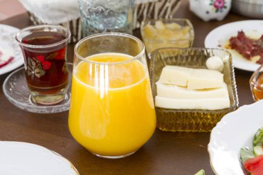 çeşitli yemekler görünümünü ve sürahi suyu masada kapatın