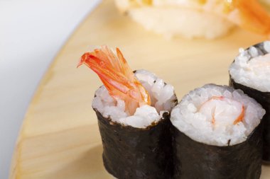 ahşap masa üstü suşi görünümü kapatın