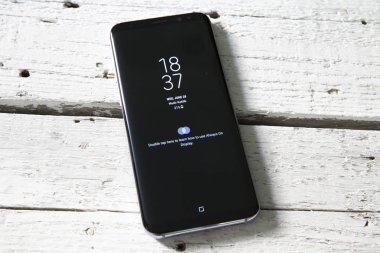 Izmir, Türkiye - 27 Haziran 2017: ahşap arka plan üzerinde akıllı telefon görünümü kadar yakın