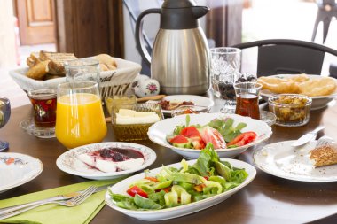 çeşitli yemekler görünümünü ve sürahi suyu masada kapatın