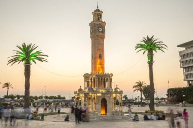 Türkiye, Izmir - 13 Şubat 2019: Güzel gece görünümü, saat kulesi ile hareket insanlar bulanık 