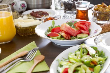 çeşitli yemekler görünümünü ve sürahi suyu masada kapatın